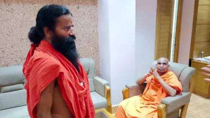 खिलचीपुर: केवल्या योग न्यास आश्रम के संत डॉ. रघुनाथानंद ने हरिद्वार में बाबा रामदेव से की मुलाकात