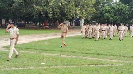 आज दिनांक:-30.05.2025 दिन शुक्रवार को पुलिस पदाधिकारी एवं कर्मियों में अनुशासन बनाए रखने हेतु पुलिस केन्द्र, कटिहार में पुलिस उपाधीक्षक (रक्षित) के नेतृत्व में जनरल परेड का आयोजन किया गया।