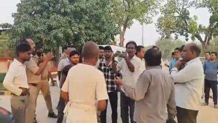 हमीरपुर: सुमेरपुर की रिमझिम फैक्टरी में डंपर ने मजदूर को कुचला, पुलिस के शव को फैक्टरी के बाहर लाने पर परिजन हुए आक्रोशित