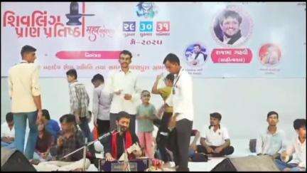 થરાદ: કરણપુરા ગામે લોકો ડાયરો,રાજભા ગઢવીના લોકડાયરામાં નોટોનો વરસાદ, હજારોની મેદની ઉમટી
