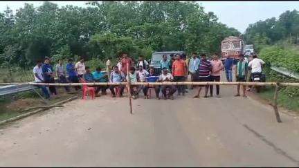 ପରଜଙ୍ଗ: ଚାନ୍ଦପୁର ଗାଁରେ ବାରମ୍ବାର ବିଦ୍ୟୁତ ସମସ୍ୟା ପାଇଁ ଗ୍ରାମବାସୀ ଶୁକ୍ରବାର ୭ଟାରେ ରାସ୍ତାରୋକ କରି କଲେ ଆନ୍ଦୋଳନ