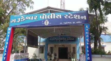 ગરૂડેશ્વર: નર્મદા જિલ્લાના એક ગામેથી સગીરાવયની દીકરીને લગ્ન કરવાની લાલચ આપી ને ભગાડી જતા અપહરણ ની ફરિયાદ નોંધાઈ.