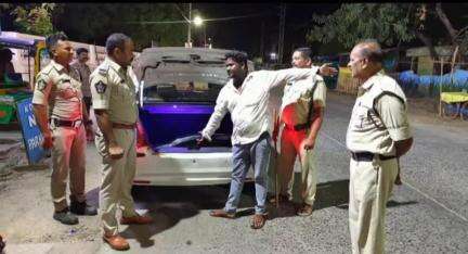 కనిగిరి: పట్టణంలో పోలీస్ సిబ్బందితో కలిసి వాహనాలను తనిఖీ చేసిన ఎస్ఐ మాధవరావు