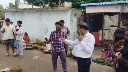 నిర్మల్: కూరగాయల మార్కెట్ ను ఆకస్మికంగా తనిఖీ చేసిన మున్సిపల్ కమిషనర్ జగదీశ్వర్ గౌడ్
