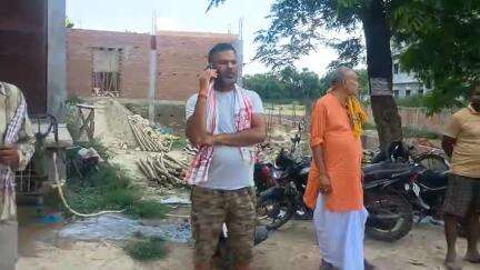 काम रुकवाने के लिए धन्यवाद दुरौंधा थाना के थाना प्रभारी व दारोगा श्रवण कुमार पाल जी का... साथ ही अवैध निर्माण कार्य को रुकवा पुलिस ने वीडियो भी बनाया, जिन्होंने अतिक्रमण कर निर्माण कर रहे थे...