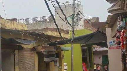 अरे साहब ! एक नजर इधर भी....... सिर पर मौत बनकर मंडरा रही नगर कुंवरगांव में लटकती विद्युत लाईन
