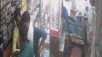 महमूदाबाद: कस्बा रामपुर मथुरा में दुकान से चोरी, सीसीटीवी फुटेज से पहचान कर चोर को दूसरे दिन बाजार से पकड़ा गया