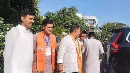 रफीगंज: रोहतास के बिक्रमगंज में प्रधानमंत्री नरेंद्र मोदी के आगमन पर जनसभा में शामिल होने के लिए रफीगंज से सैकड़ों लोग हुए रवाना