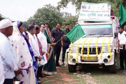 कांसाबेल: सीमाबारी में विकसित कृषि संकल्प अभियान रथ को हरी झंडी, किसानों को योजनाओं की जानकारी और सामग्री का वितरण