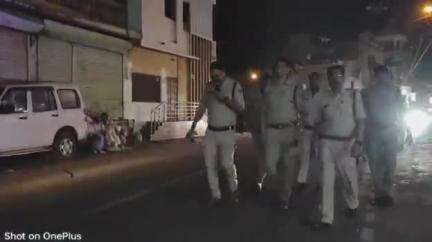 शिवपुरी नगर: शिवपुरी पुलिस की सख्ती: पैदल गश्त कर की जा रही पूछताछ, खुले में शराब पीने वाले खदेड़े गए