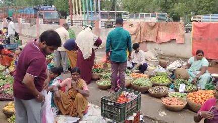నిర్మల్: నిర్మల్ కూరగాయల మార్కెట్ లో సంఖ్యల లొల్లి: విక్రేతల మధ్య ఘర్షణ #localissue