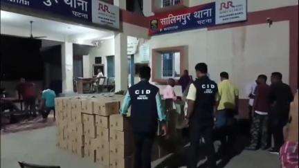 बख्तियारपुर: सालिमपुर: तेलमर मोड़ से गिट्टी लदे ट्रक से 3106 लीटर अंग्रेजी शराब के साथ ट्रक चालक गिरफ्तार