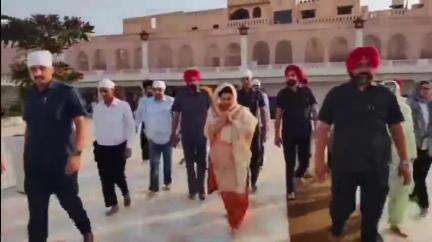 ਅੰਮ੍ਰਿਤਸਰ 2: ਕੇਂਦਰੀ ਸਾਬਕਾ ਮੰਤਰੀ ਹਰਸਿਮਰਤ ਕੌਰ ਬਾਦਲ ਪਹੁੰਚੇ ਸ਼੍ਰੀ ਹਰਿਮੰਦਰ ਸਾਹਿਬ ਹੋਏ ਨਤਮਸਤਕ
