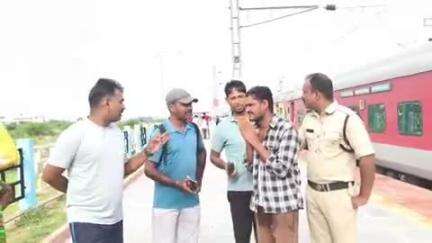 గుంతకల్లు: గుత్తి కోట రైల్వే స్టేషన్ లో రైలులో చోరీలకు పాల్పడుతున్న దొంగను పట్టుకున్న ప్రయాణికులు, పోలీసులకు అప్పగింత