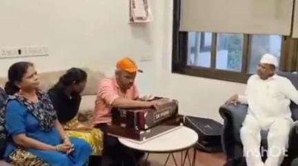 पेठ: कॅबीनेटमंत्री नरहरी झिरवाळ यांनी मुंबईत अंध कलाकारांचा केला सन्मान; हार्मोनियम वादनाचा व्हीडीओ व्हायरल #viral