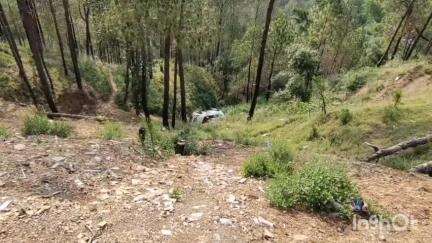 सोलन: सपरून में अनियंत्रित होकर सड़क के नीचे गहरी खाई में गिरी एक कार, चालक को आई चोटें, पुलिस कर रही जांच