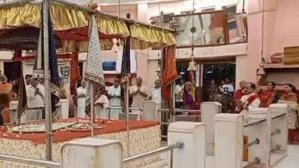 खंडवा नगर: खंडवा के दादाजी धूनी वाले मंदिर में मंगला आरती का आयोजन किया गया