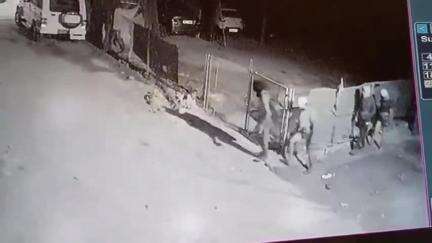 ललितपुर: गौर कॉलोनी में कच्छा बनियान चोरों की गैंग सक्रिय, घर का ताला तोड़ने की कोशिश, पुलिस की गाड़ी का सायरन सुनकर भागे चोर