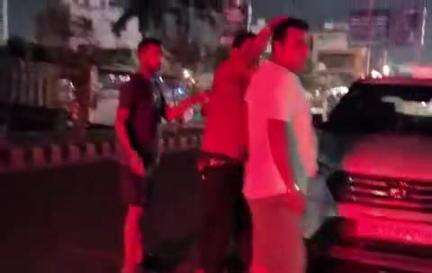 रूड़की: वैशाली के सामने सड़क पर शराबियों ने मचाया तांडव, रेस्टोरेंट के स्वामी के साथ की गाली-गलौज, तांडव का वीडियो हुआ वायरल