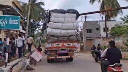 ಚಿತ್ರದುರ್ಗ: ಚಿತ್ರದುರ್ಗ ನಗರದ ಮೆದೇಹಳ್ಳಿ ರಸ್ತೆಯಲ್ಲಿ ಕಬ್ಬಿಣದ ರಾಡ್ ಗೆ ಸಿಲುಕಿದ ಲಾರಿ: ತಪ್ಪಿದ ಅನಾಹುತ
