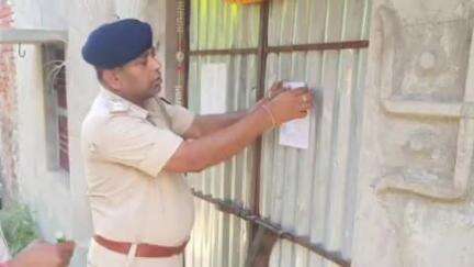 नौबतपुर: नौबतपुर पुलिस ने मनीष हत्याकांड के आरोपी मनोज माणिक समेत सात के घर पर इश्तेहार चिपकाया