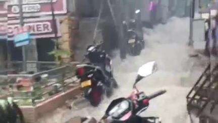 नैनीताल: आधे घंटे की वर्षा ने खोली सफाई व्यवस्था पर निर्माण ने कारों की पोल दुकानों के अंदर घुसा पानी #jansamsaya