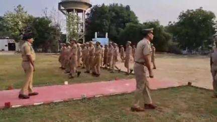 कन्नौज: पुलिस लाइन मैदान में शुक्रवार को आयोजित परेड में एसपी विनोद कुमार रहे मौजूद