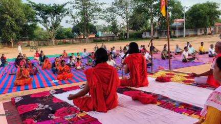 तोरपा: तोरपा के ब्लॉक मैदान में इंटीग्रेटेड निशुल्क योग शिविर का आयोजन किया गया