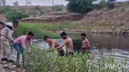 अशोक नगर: माधौगढ़ गांव में अवैध शराब के ठिकाने पर आबकारी विभाग की दबिश, 11000 लीटर लहन नष्ट