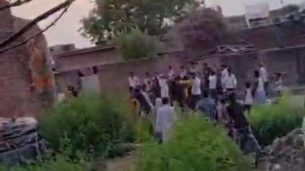 आंवला: आंवला के केसरपुर में दो पक्षों के बीच हिंसक झड़प, 15-20 लोगों ने तीन भाइयों पर किया हमला, वीडियो हुआ वायरल