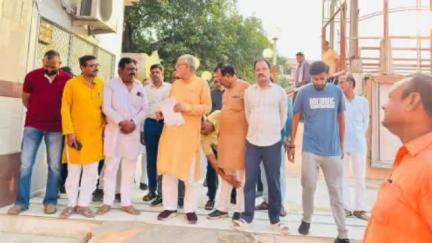 शाहजहांपुर: उत्तर प्रदेश के वित्त मंत्री सुरेश कुमार खन्ना ने हनुमत धाम पहुंचकर जनसुनवाई की, समस्याओं के निस्तारण के लिए दिए निर्देश