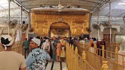 ਅੰਮ੍ਰਿਤਸਰ 2: ਸ੍ਰੀ ਗੁਰੂ ਅਰਜਨ ਦੇਵ ਜੀ ਦੇ ਸ਼ਹੀਦੀ ਦਿਹਾੜੇ ਮੌਕੇ ਵੱਡੀ ਗਿਣਤੀ ਵਿੱਚ ਸੰਗਤਾਂ ਸੱਚਖੰਡ ਸ਼੍ਰੀ ਦਰਬਾਰ ਸਾਹਿਬ ਵਿੱਚ ਹੋਈਆਂ ਨਤਮਸਤਕ
