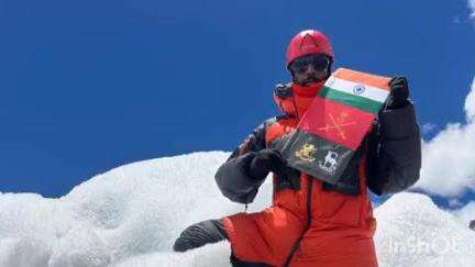नैनीताल: जिले के निवासी सुनील बुधलाकोटी ने माउंट एवरेस्ट पर लहराया तिरंगा