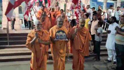 વડોદરા: અટલાદરા શ્રી સ્વામિનારાયણ મંદિરથી પ્રમુખ સ્વામી મહારાજના પ્રાગટય સ્થાન ચાણસદ સુધીની પદયાત્રા,સંતો હરિભક્તો જોડાયા