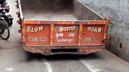 बीना: महावीर चौक ओवर ब्रिज के पास तेज रफ्तार ट्रैक्टर ट्राली के पहिए निकले, दो स्कूटी क्षतिग्रस्त, बड़ा हादसा टला