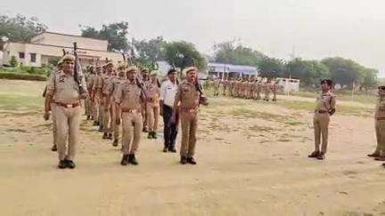 हाथरस: पुलिस अधीक्षक ने रिजर्व पुलिस लाइन में शुक्रवार को परेड का निरीक्षण किया और सलामी टर्नआउट चेक कर निर्देश दिए