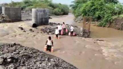 परांडा: मुसळधार पावसाने भूम बार्शी रोडवरील भांडगाव येथील चांदणी नदीवरील पूल गेला वाहून