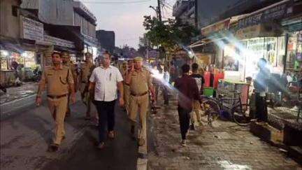 खुर्जा: ASP ग्रामीण और ADM प्रशासन ने त्यौहार के अवसर पर कानून व्यवस्था के लिए थाना खुर्जा नगर में पुलिस फोर्स के साथ की गश्त