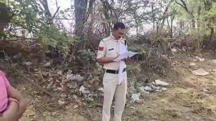 नौगांव: नौगांव में डिस्लरी रोड पर खेत में मिला युवक का संदिग्ध शव, शरीर पर चोट के निशान