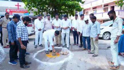 పటాన్​​చెరు: చైతన్య నగర్ కాలనీ, జెపి కాలనీలలో 93 లక్షల రూపాయల అంచనా వ్యయంతో చేపట్టనున్న UGD పనులకు శంకుస్థాపన : ఎమ్మెల్యే