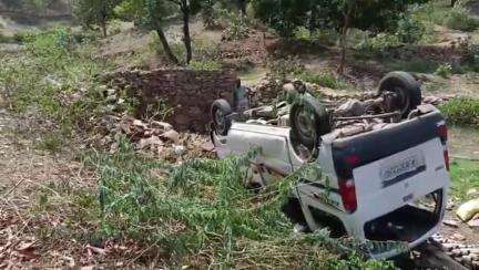 आनंदपुरी: मानगढ़ धाम मार्ग पर कुएं के पास पलटी वैन, 10 से अधिक मजदूर हुए घायल