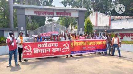 कोरबा: भू विस्थापितों ने कुसमुंडा जीएम कार्यालय का किया घेराव, रोजगार और बसाहट की मांग की