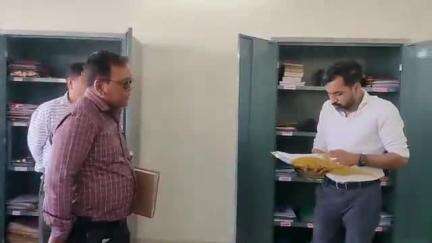 पौड़ी: जिलाधिकारी ने जिला कार्यालय में शस्त्र व सहायक शस्त्र पटल का किया निरीक्षण, कहा- अपने दायित्वों का करें निर्वहन
