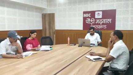पौड़ी: जिलाधिकारी डॉ. आशीष चौहान ने एनआईसी कक्ष में ली बैठक, एक सप्ताह में मंदिरों की पूरी जानकारी मांगी