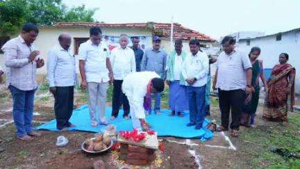 పటాన్​​చెరు: ఇందిరమ్మ ఇళ్ల పథకంలో భాగంగా చిన్న కంజర్లలో లబ్ధిదారుడి గృహ నిర్మాణానికి శంకుస్థాపన చేసిన ఎమ్మెల్యే మహిపాల్‌ రెడ్డి