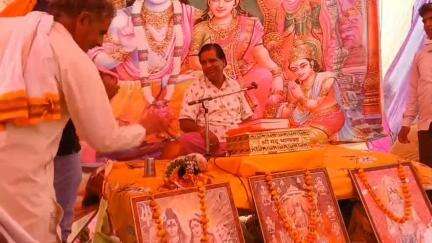 छिबरामऊ के मिंघौला गांव में राम कथा के नौवे दिन रोहित चौहान समाजसेवी ने शास्त्री बन कलाकारों को किया सम्मानित