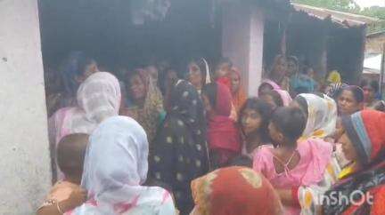 মানিকচক: ফরাক্কা ব্যারেজে চলন্ত ট্রেন থেকে গঙ্গায় পড়ে নিখোঁজ পাঠানপাড়ার শ্রমিক, পরিবারের সঙ্গে দেখা করলেন যুব তৃণমূল নেতা