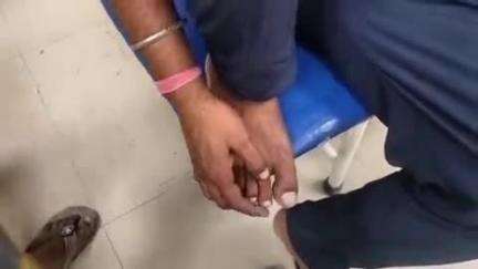 सासनी: गांव नगला घना में घर के बाहर टहल रहे एक व्यक्ति को सांप ने काटा, परिजन लेकर पहुंचे जिला अस्पताल