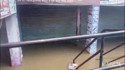 भूम: तालुक्यातील ईट परिसरात ढगफुटी सदृश्य पावसाचा कहर, अनेकांच्या दुकानात शिरले पाणी