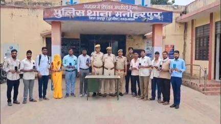 पुलिस थाना मनोहरपुर ने 17 गुमशुदा मोबाईलो को बरामद कर परिवादियों को किया सुपुर्द।